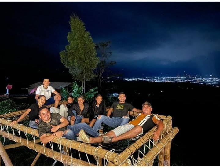 Grupo en malla de noche
